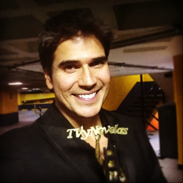 El actor, de 39 años, también atrae la atención por su actuación en ‘Mi marido tiene más familia’