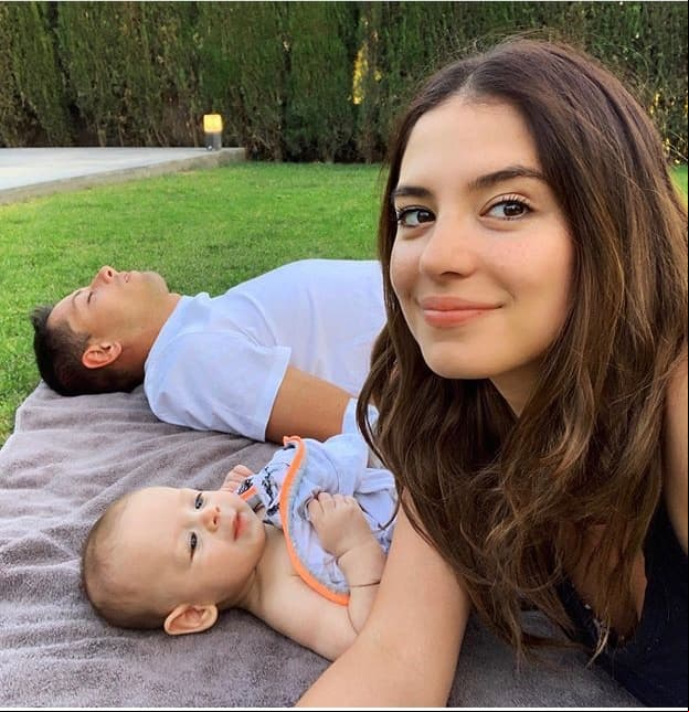 Luego de convertirse en madre por primera vez del pequeño Noah en junio de 2019, la modelo australiana Sarah Kohan, esposa del jugador mexicano de futbol Javier 'Chicharito' Hernández, lucía una melena castaña.