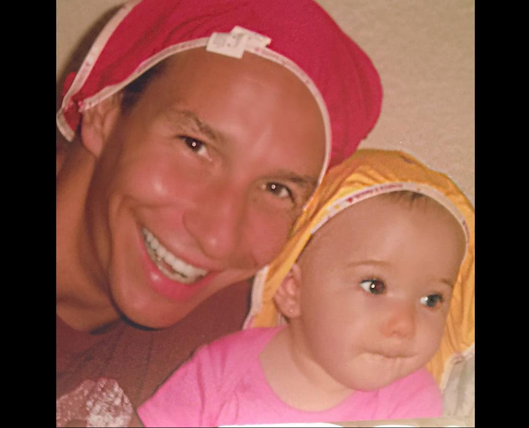 Tras cinco años de casados, la pareja recibió a su primera hija Mía el 22 de abril de 2005.
