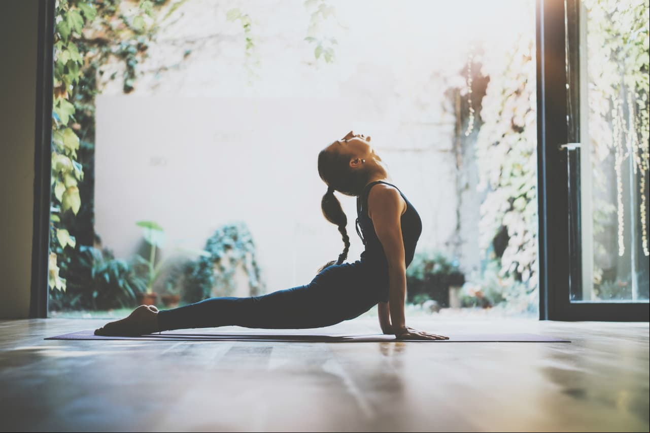Yoga. No solo mejorará tu condición física, también te aportará tranquilidad mental, reducirá tu estrés y te ayudará a mejorar tus encuentros sexuales.