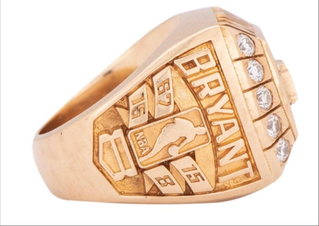 El anillo de campeonato de Los Angeles Lakers de 2000 que Kobe Bryant regaló a su padre Joe, está disponible en una subasta que arrancará en los $40 mil dólares.