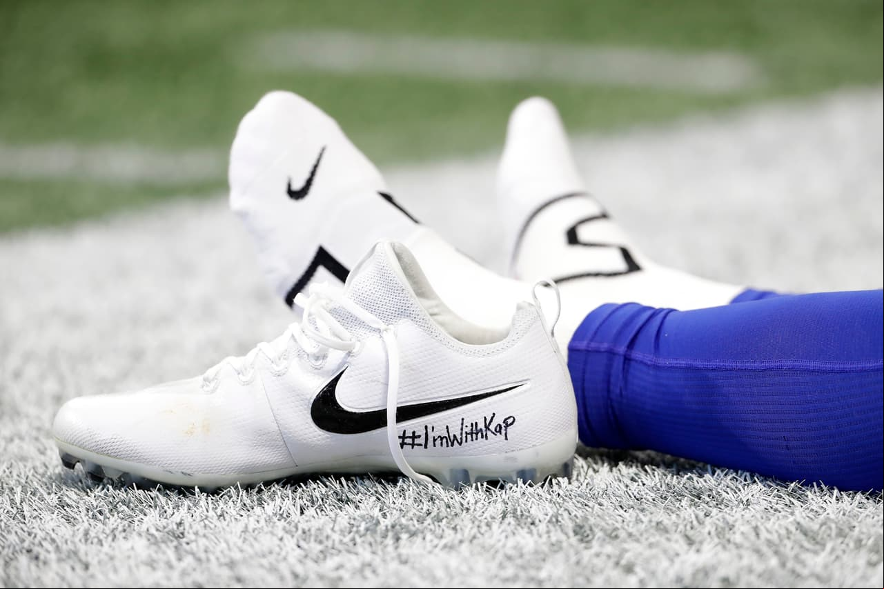 En 2017, Kaelin Clay, receptor de Buffalo Bills apareció con esos zapatos y se visualizó una leyenda con el hashtag #ImWithCap "#EstoyConKap", como muestra de apoyo para el exquarterback.
