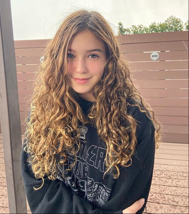 Mía Rubín Legarreta poco a poco se convierte en una de las artistas adolescentes más queridas del público mexicano, y no cabe duda de que tiene un futuro prometedor pues sus padres, Andrea Legarreta y Erik Rubín, le han enseñado todo lo que saben sobre la música y los escenarios.