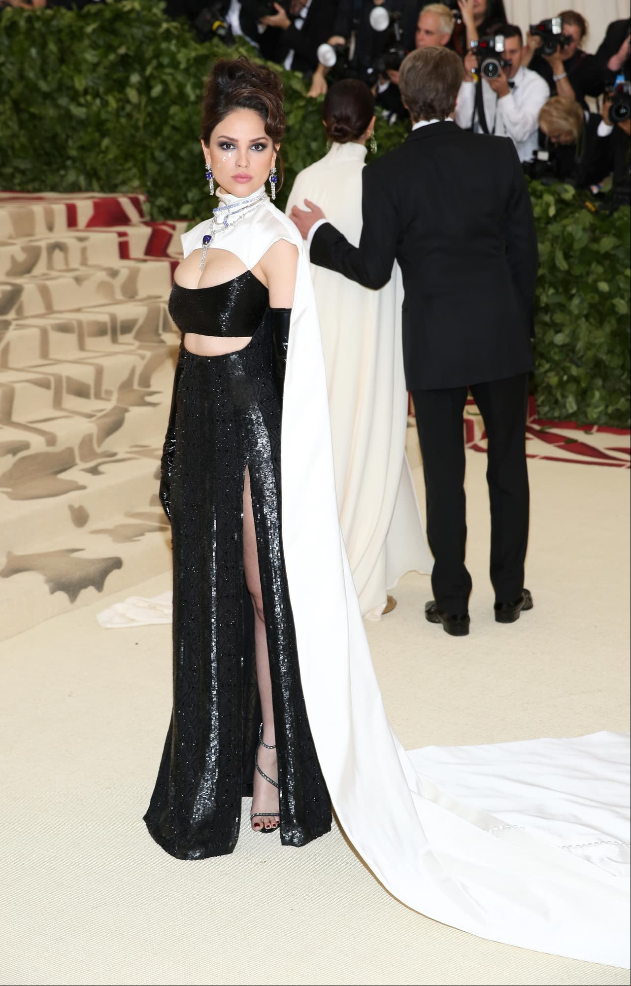 Ese mismo año, la mexicana asistió a la Gala del Met, que tuvo como temática los símbolos religiosos, y lució la creación de Prabal Gurung en tonos negros y blancos.
