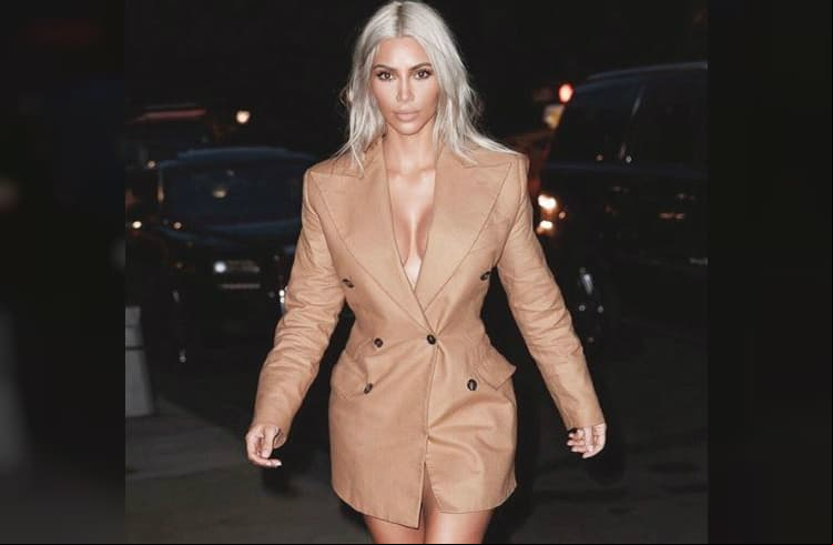 El doloroso truco de Kim Kardashian para lucir escotes perfectos