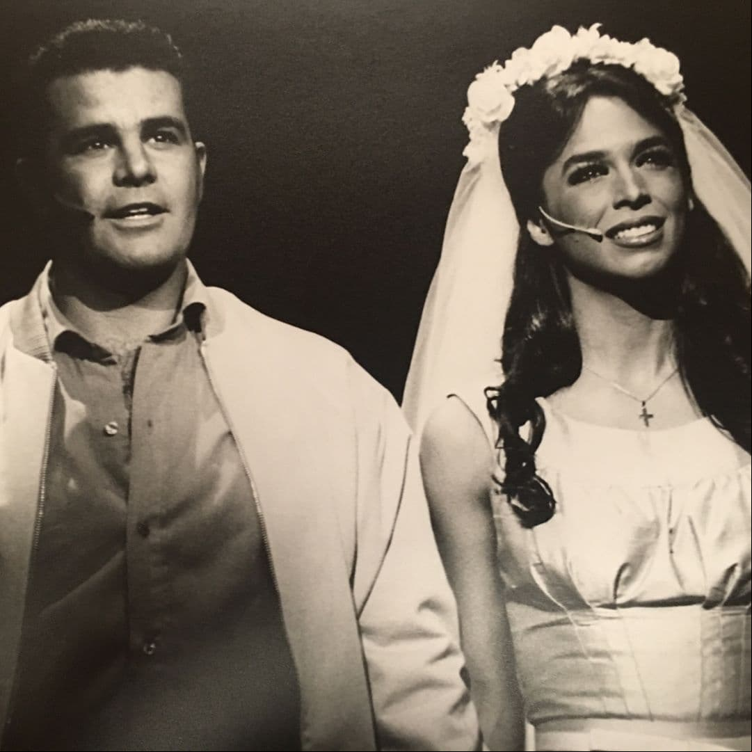 Y hasta 2004, protagonizó la obra musical, con su marido Eduardo Capetillo, Amor sin barreras.