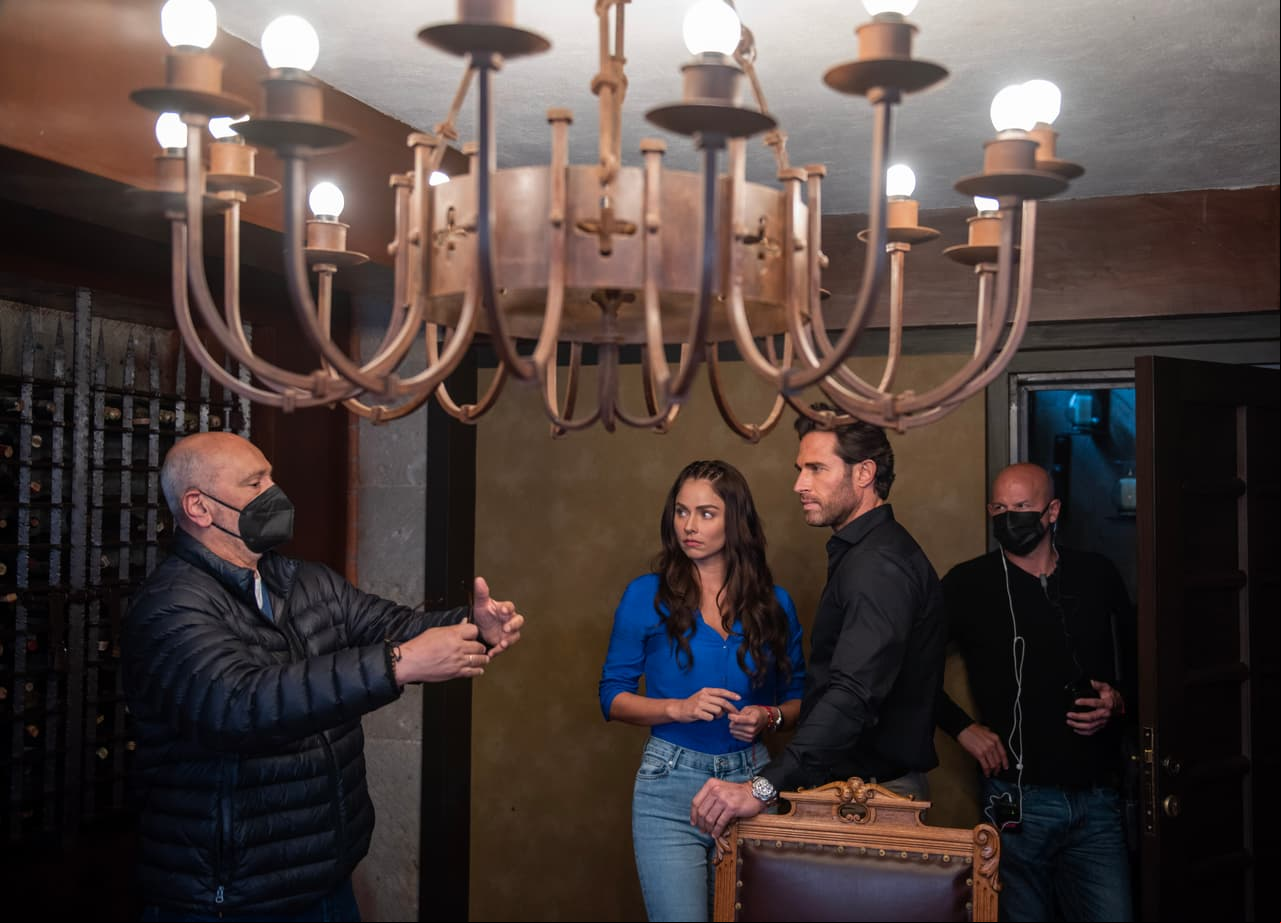 Claudia Martín y Sebastián Rulli reciben indicaciones del equipo de producción.