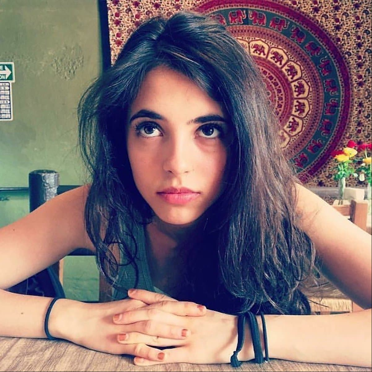 La actriz, de 25 años, descubrió desde muy joven que quería seguir los pasos de sus famosos padres, sobre todo, después de visitar constantemente los foros de televisión de Televisa.