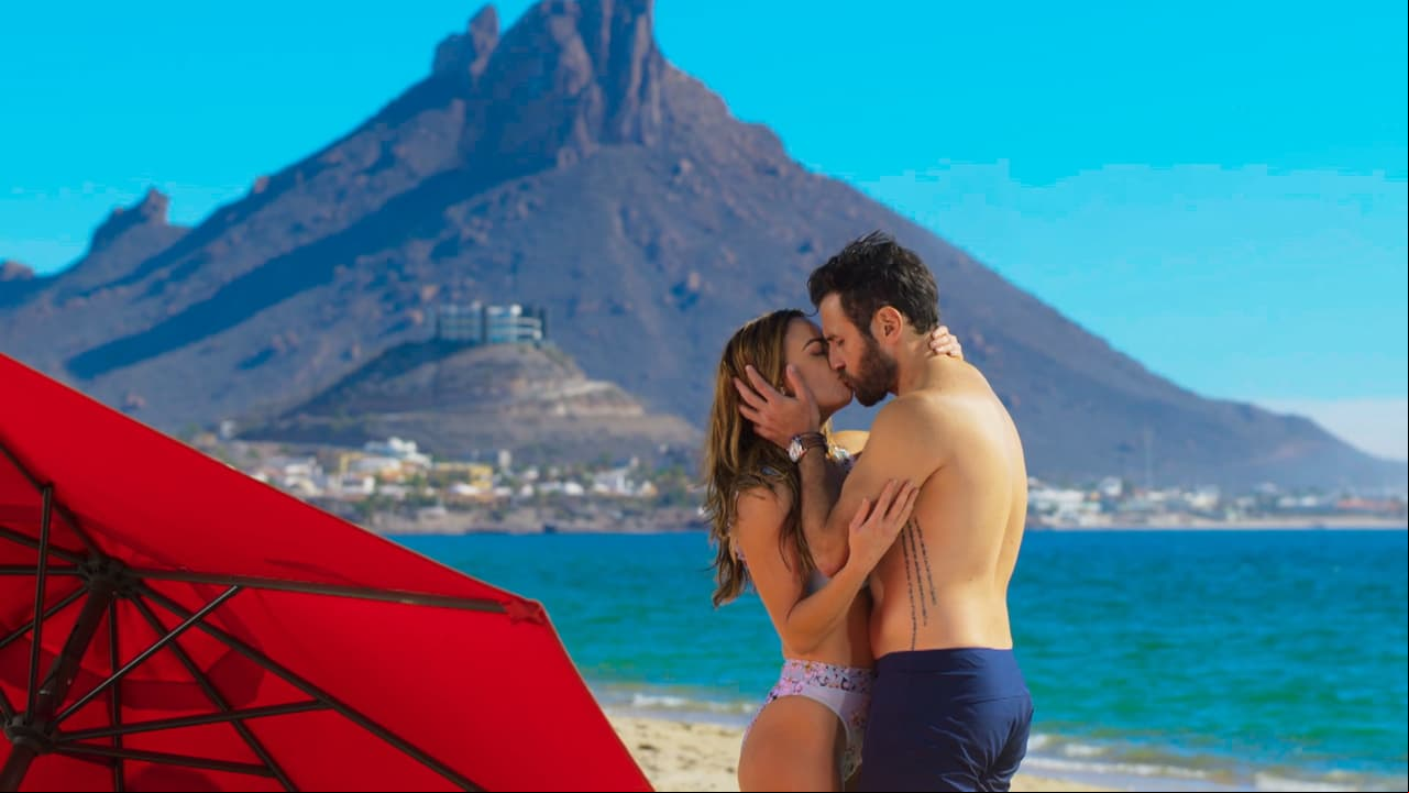 Al llegar, ambos no pueden ocultar su amor.