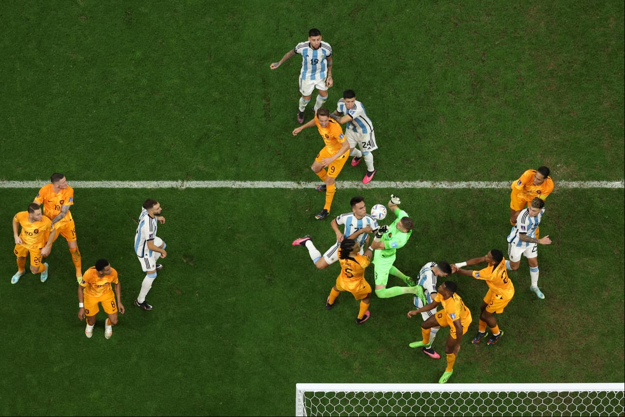 Argentina y Holanda se enfrentaron en tiempos extra y definieron en tanda de penaltis el pase a las semifinales donde la albiceleste consigue el boleto mientras que los Paises Bajos se convierten en el primer equipo que los pamperos eliminan en instancia de tiros de castigo.