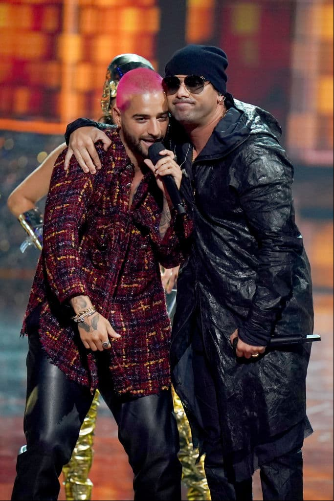 Wisin recibió el Premio a la Excelencia de manos de Maluma, quien le agradeció haber marcado un precedente para todos los demás reggaetoneros en la música.