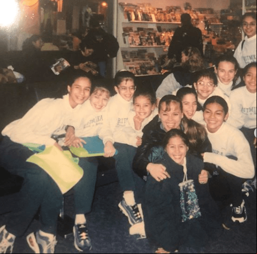 Aunque no es la primera vez que la también cantante habla de su época como gimnasta, Goto sorprendió en redes sociales al compartir estas imágenes. La actriz practicó este deporte de los 5 a los 14 años, en la ciudad de Tampico, Tamaulipas.