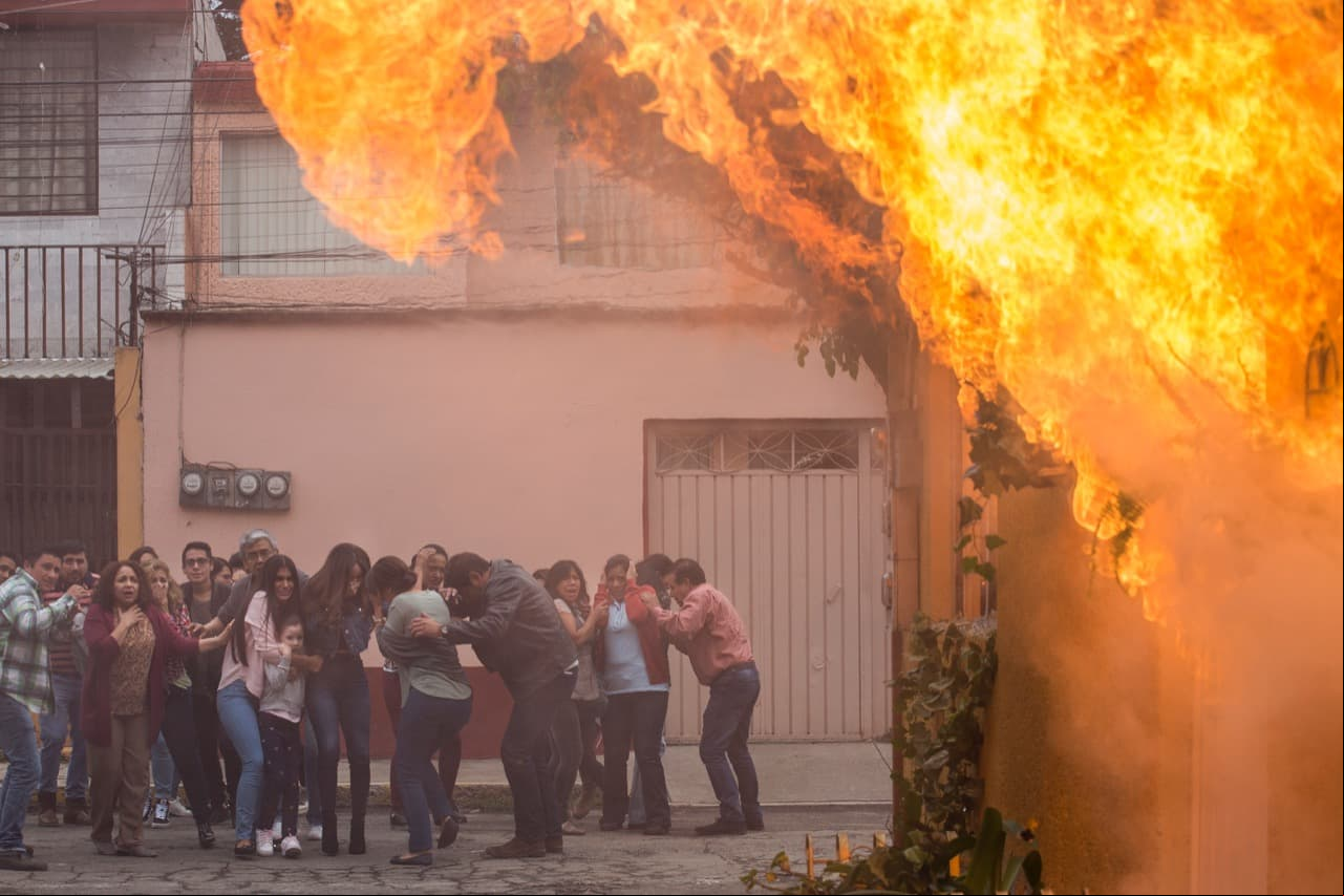 Uno de los momentos más impactantes del capítulo es cuando se quema la casa de 'Rubí'. Todos los vecinos quedan consternados.
