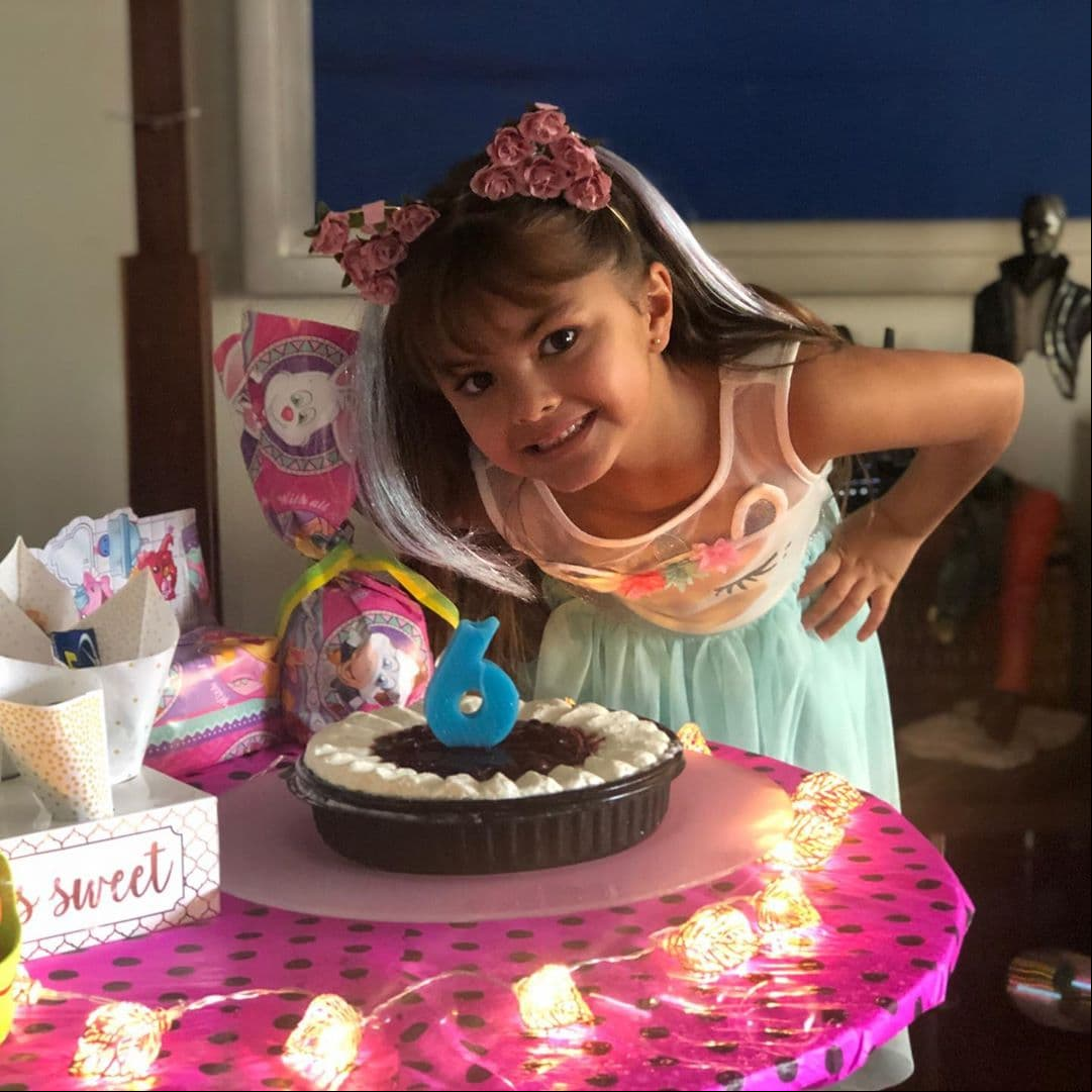 “Y tengo a mi hija Rafelita, de 6 años, que hoy justamente fue su graduación y la acompañé a través de Zoo, gracias a la tecnología pude acompañar a mi hijita en su graduación”, comentó en la reciente entrevista.