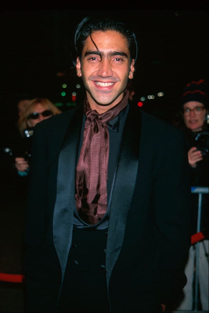 En 1992, el cantante lanzó su primer material discográfico, titulado ‘Alejandro Fernández’, dando con este el primer paso hacia el éxito. Luego llegarían materiales discográficos como: ‘Piel de Niña’ (1993), ‘Grandes Éxitos’ (1994), ‘Que Seas Feliz’ (1995), ‘Muy Dentro de mi Corazón’ (1996), ‘Me Estoy Enamorando’ (1997), ‘Mi Verdad’ (1999), entre otros.
