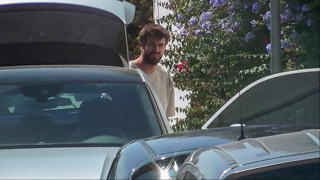 Durante los diez minutos que tuvo que aguardar afuera de la casa, Piqué aprovechó para sacar una bolsa del maletero de su vehículo. 
<br>