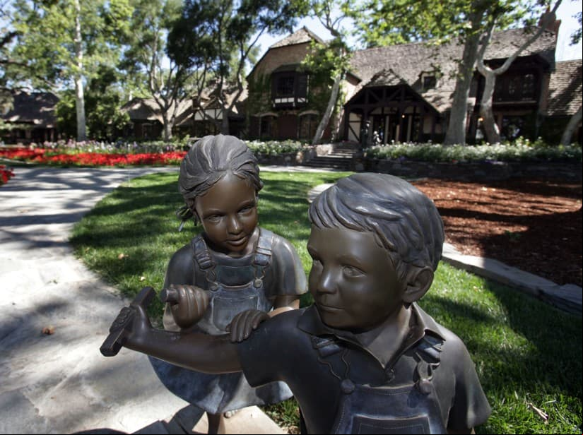 Este trabajo televisivo también mostró que Michael Jackson entregaba joyas a menores de edad a cambio de relaciones sexuales; el intercambio se daba en el Rancho Neverland.