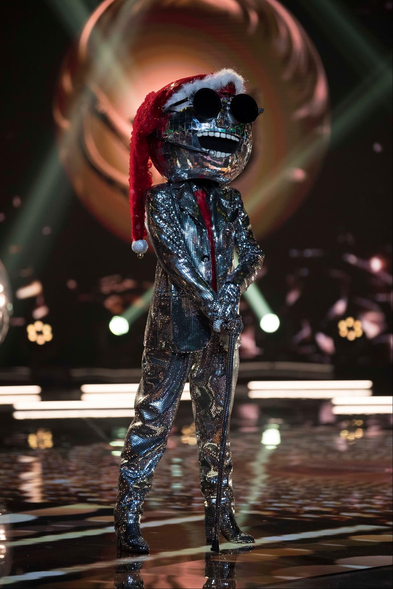 Disco Ball lució un tierno gorrito de Santa Claus para interpretar la canción que hizo famosa Mariah Carey.