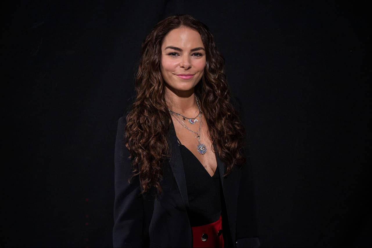 Alejandra Robles Gil tendrá su primer rol protagónico en una telenovela y su personaje se llamará ‘Ángela’. En entrevista para Las Estrellas, la actriz contó los primeros detalles de su participación: “la vida realmente le va poniendo obstáculos, esta mujer es tan brillante, que siempre trata de sacarle algo bueno a cada cosa y creo que es lo más bello que tiene”.