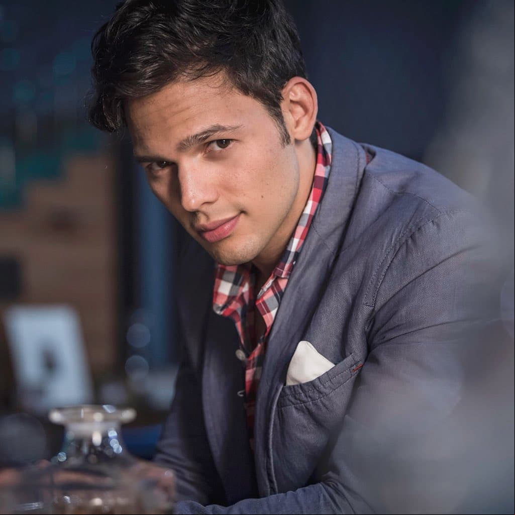 Emmanuel Palomares es un actor guapísimo de 27 años, originario de Venezuela.