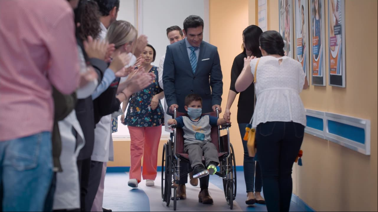 En su camino en silla de ruedas por los pasillos del hospital, 'Nico' es sorprendido por el personal, que lo esperan para despedirlo.
