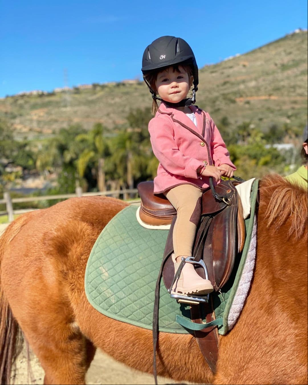 Además, se le puede ver con atuendos impecables practicando una de sus actividades favoritas, la equitación.