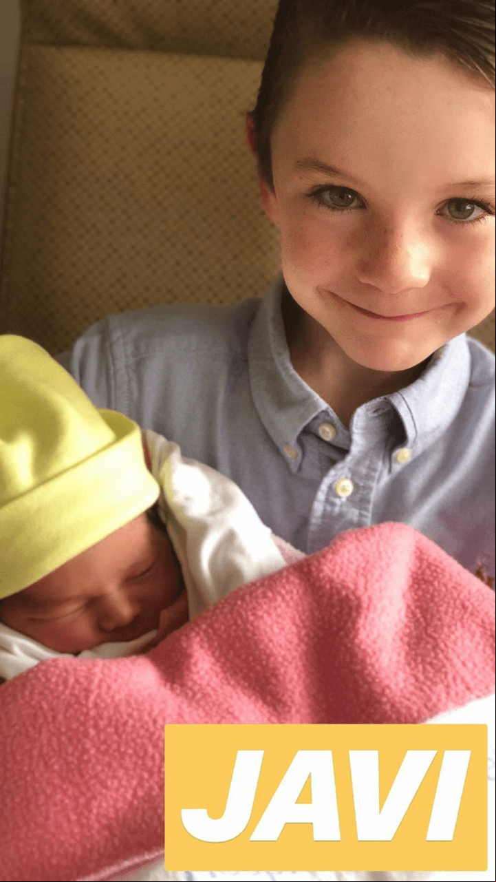 Con una sonrisa, Javi dejó ver que será uno de los hermanos más pícaros de María