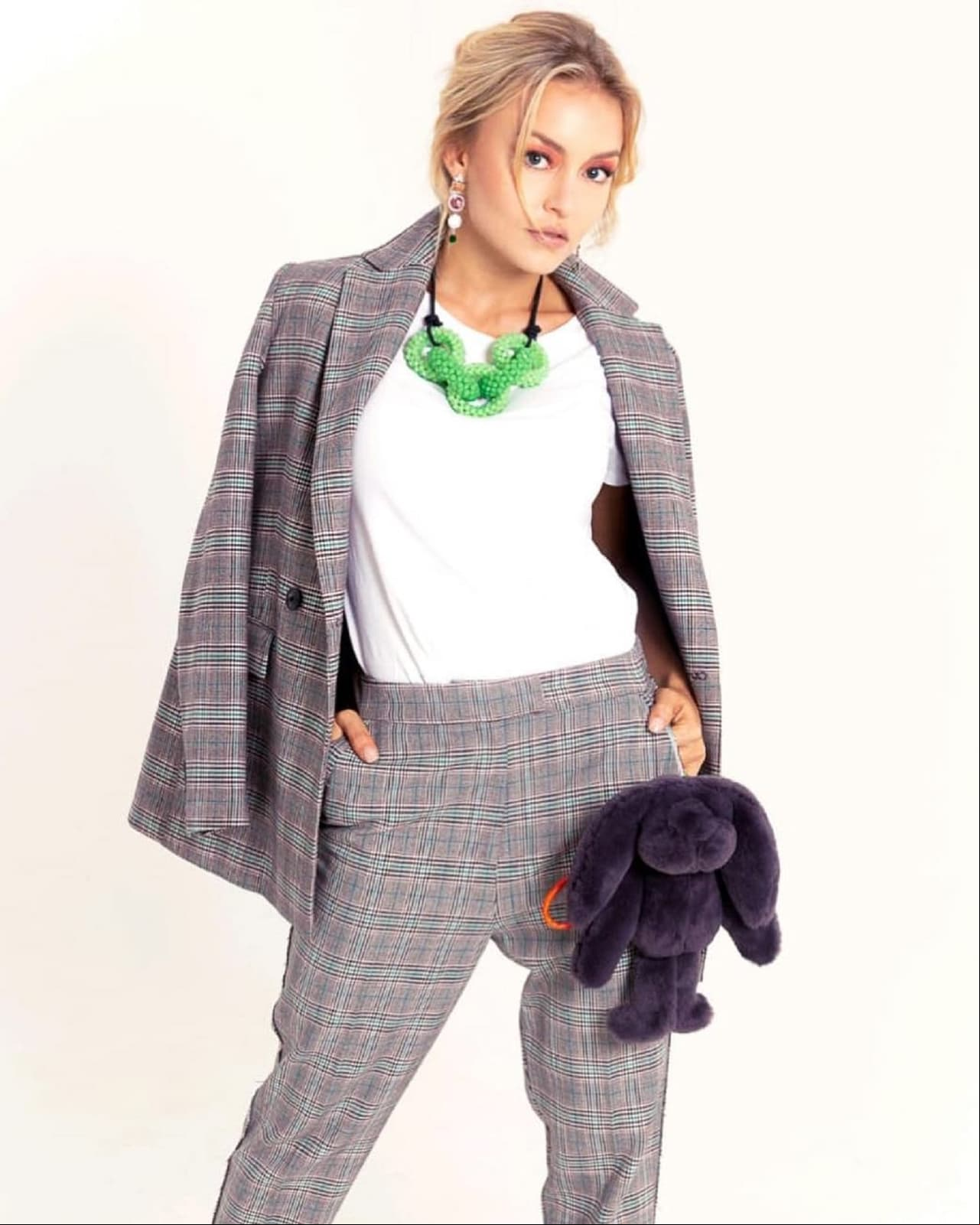Este traje con estampado tweed en tonos grisáceos es perfecto para combinar con una playera o camisa en tonos claros.