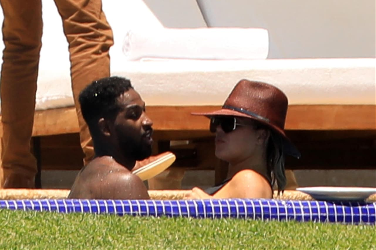 Mientras Khloé Kardashian y su pareja Tristan Thompson, romancearon en la alberca.