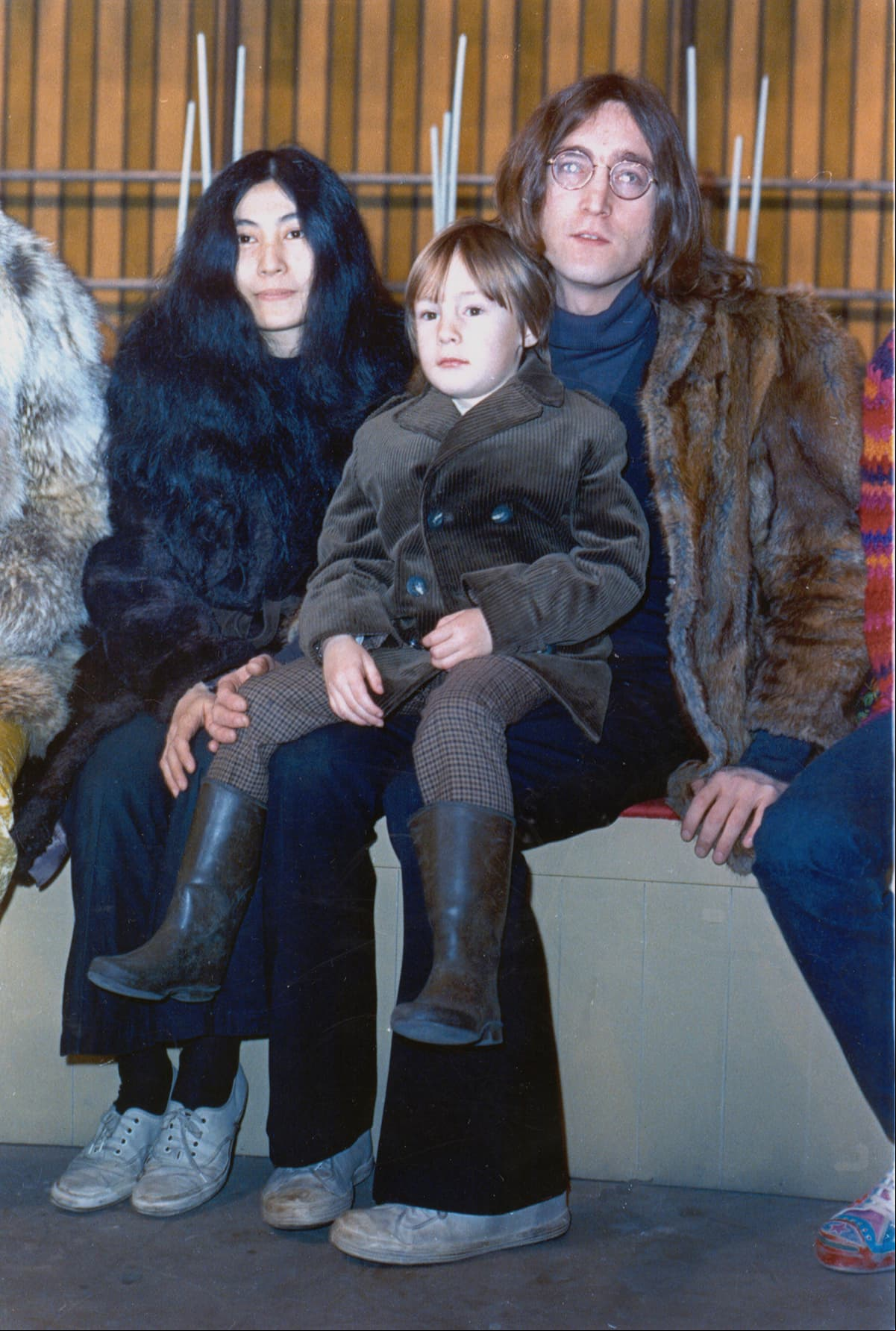 John Lennon falleció tras recibir un disparo de un fan en el edificio Dakota, en Nueva York, el 8 de diciembre de 1980, dejando a su esposa Yoko Ono con su hijo Sean.