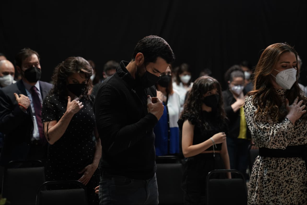 David Zepeda y Ariadne Díaz, quienes también acudieron, escucharon atentos las palabras del sacerdote.