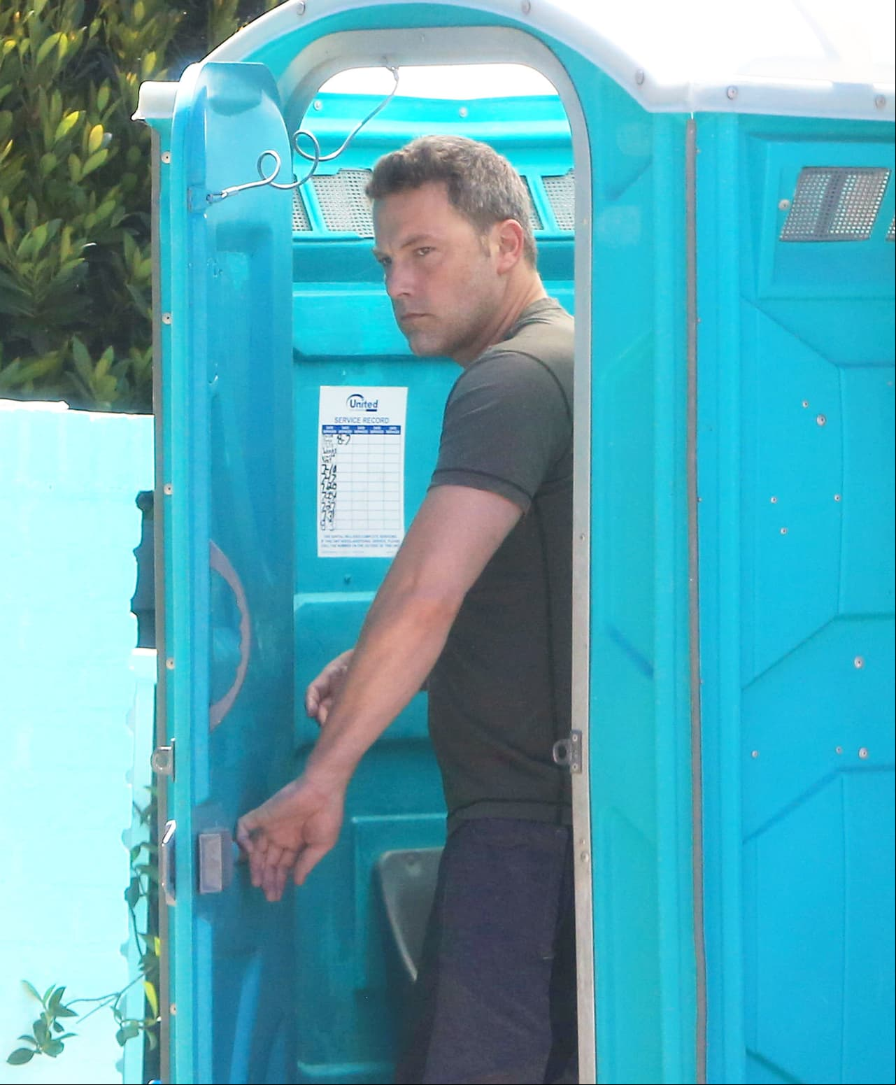 Ben Affleck cambió el baño de su mansión... ¡por uno público!