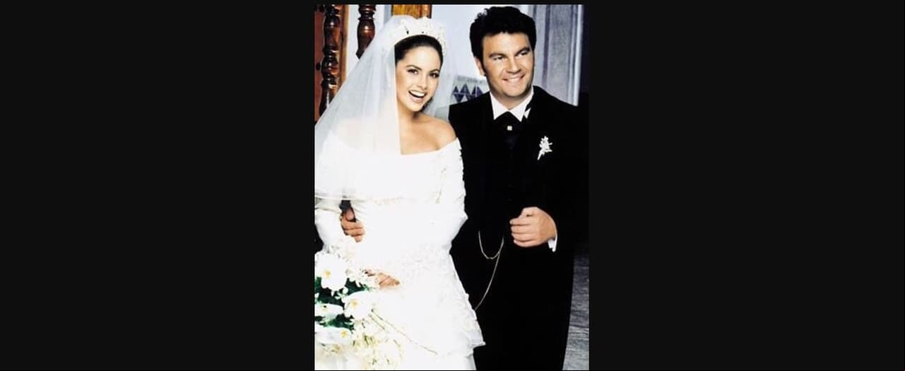 Lucero y Mijares contrajeron nupcias en enero de 1997, enlace durante el cual lució un vestido del diseñador italiano Claudio Sala. El atuendo hizo juego a la perfección con una tiara de diamantes y un largo velo.