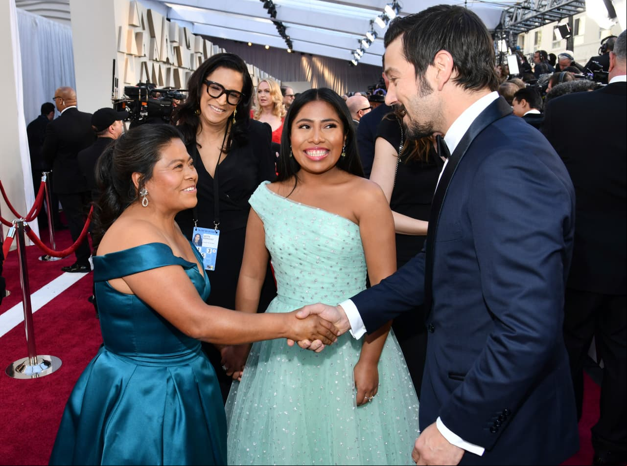 Yalitza Aparicio y su mamá, junto a Diego Luna, en los Oscar 2019.