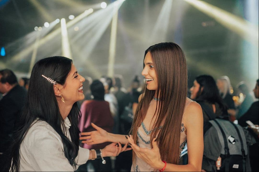 “Comenzando un increíble lunes con muchas ganas de comentar con ustedes sobre lo emocionadas que @macabeso y yo estamos de la peli que se está construyendo con todo el amor, en equipo todo es mejor, gracias por ser ese gran equipo”, escribió Bárbara el pasado 14 octubre para presumir una imagen nueva junto a su amiga.