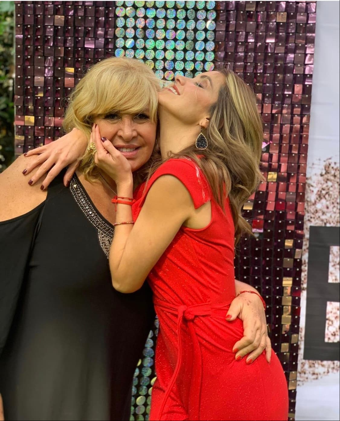 La actriz Andrea Escalona lamentablemente también perdió a su madre, la productora Magda Rodríguez, quien murió el pasado domingo 1 de noviembre, como consecuencia de un shock hipovolémico y sangrado de tubo digestivo, a los 57 años de edad.