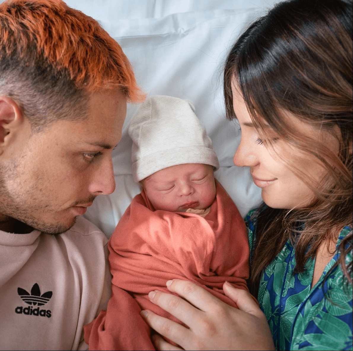 Este Día del padre, Javier "Chicharito" Hernández no pudo recibir mejor regalo que el nacimiento de su primer hijo, Noah.