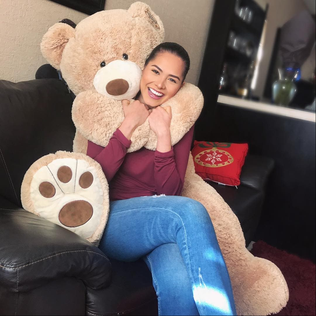 La belleza y naturalidad con la que Andrea Meza siempre se mostró fue aplaudida en varias ocasiones por sus fieles iradores. Sin embargo, tras ser coronada como Miss Universo, comenzaron a surgir teorías de sus supuestas cirugías estéticas.