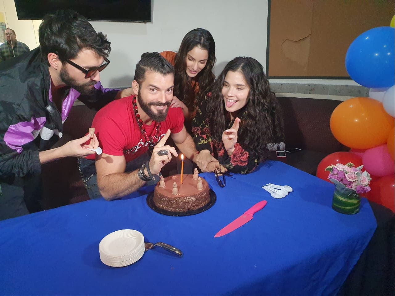 Adrián Di Monte celebró su cumpleaños 29 con el elenco de 'Cita a ciegas'.