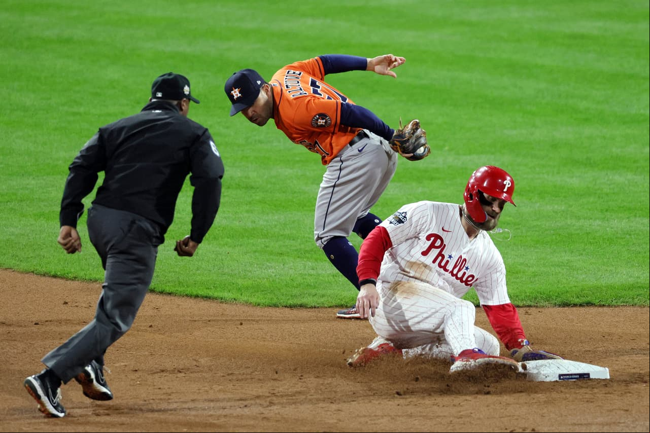 Bryce Harper roba la segunda base de José Altuve durante la segunda entrada.