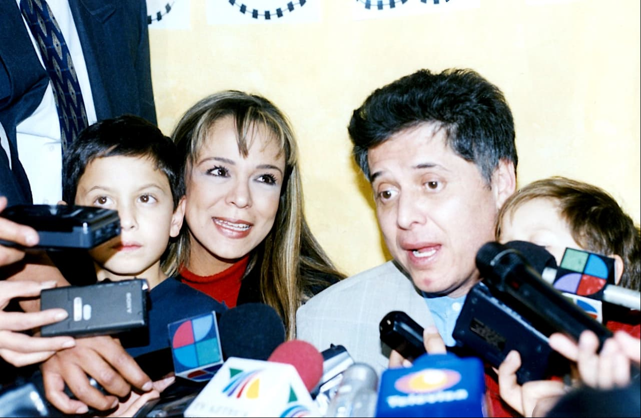 Mario y Brenda Bezares enfrentaron varias veces las preguntas de la prensa.