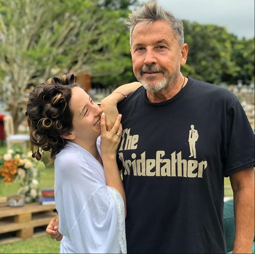 El intérprete de ‘Me va a extrañar’, ‘Déjame llorar’ y ‘Tan enamorados’ compartió en su cuenta de Instagram algunos momentos previos a la boda. “Es el momento…”, dijo el cantante etiquetando a los futuros esposos, junto a una fotografía en la que aparece con su hija.