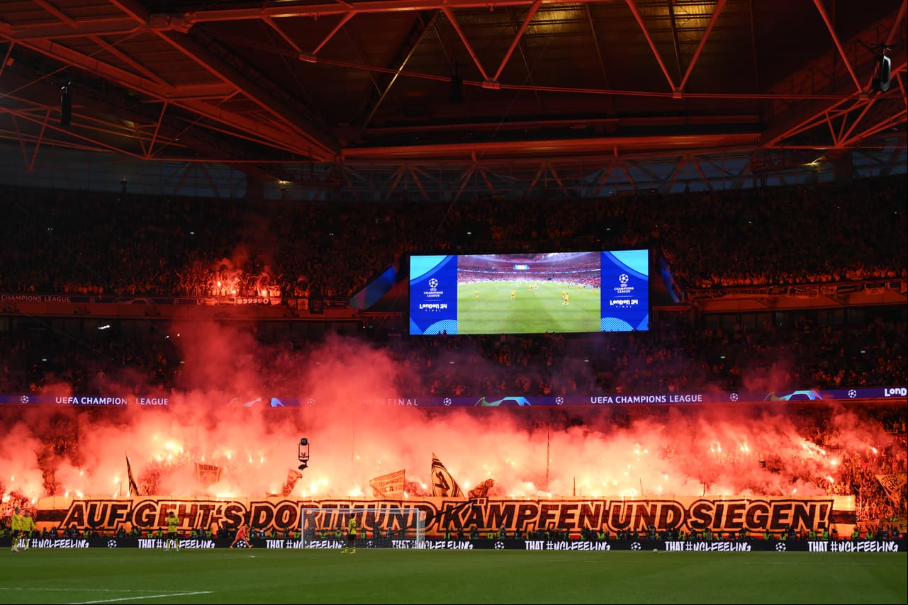 Bengalas del Borussia Dortmund en Wembley.