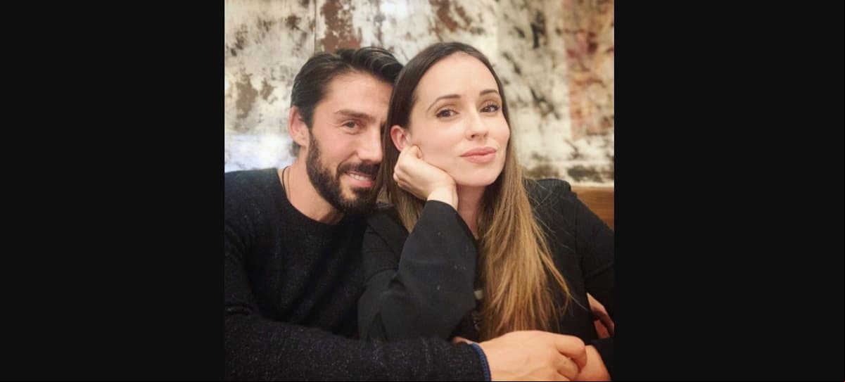 Rubén Sanz, quien da vida a 'Uriel López', está perdidamente enamorado de la periodista Cris Vivó, a quien le dedica románticos mensajes.