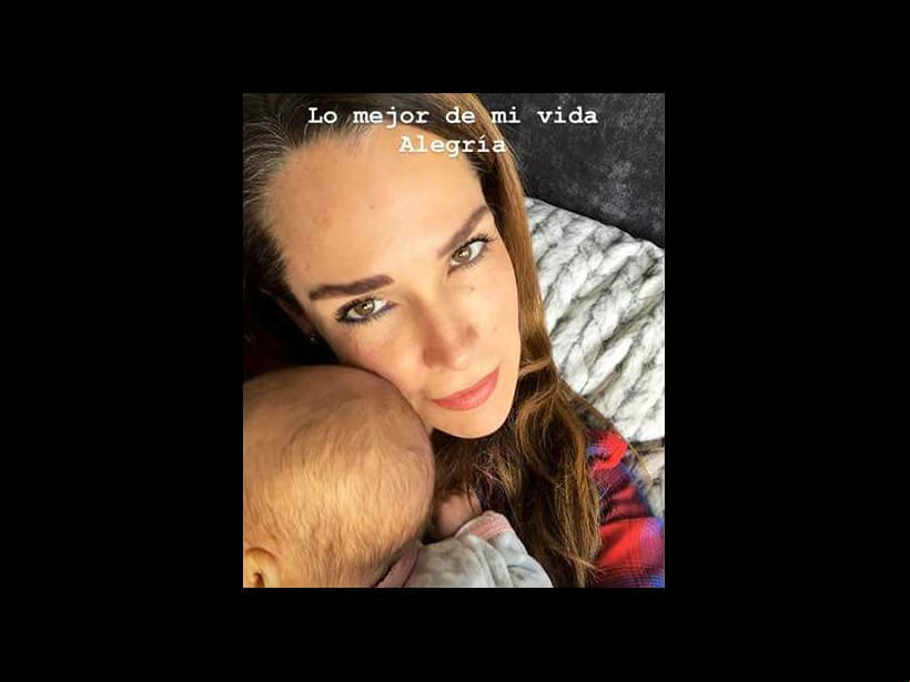 Sharis Cid junto a su nieta