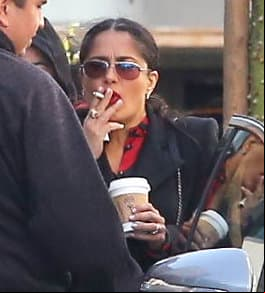 Salma, quien siempre comparte consejos de salud, fue captada fumando.