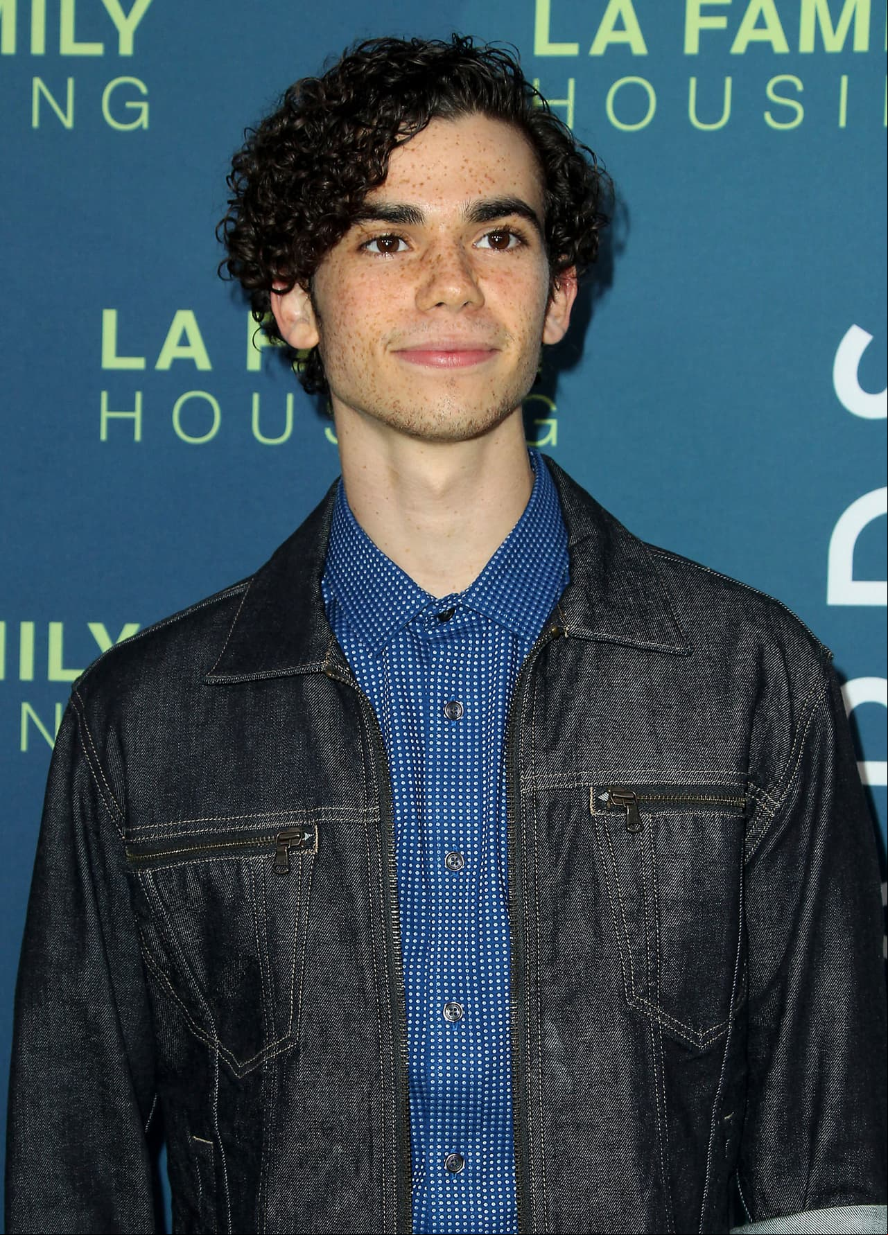 CAMERON BOYCEEl actor de Disney falleció el 6 de julio, a los 20 años, en su residencia de Hollywood, California. A pesar de que el cuerpo del actor fue sometido a una autopsia dos días después de su muerte; la oficina del Forense del Condado de los Ángeles no pudo precisar la causa de muerte, por ello tuvo otra investigación adicional que confirmó que la estrella de Disney perdió la vida debido a la epilepsia mientras dormía.