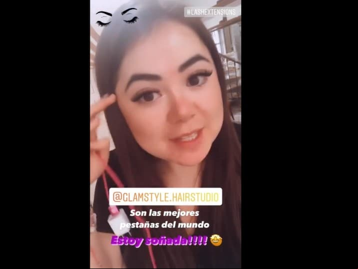 “Oigan ya quedó mi cabello, la verdad es que el tratamiento que me pusieron y el tinte me encantó. Se ve precioso. Ahorita sí me animé a ponerme las pestañas. Digo si ya solo podemos ver los ojos, que se vean increíbles… Sí se ve la diferencia, es otra cosa, amo las pestañas son las mejores”, comentó.