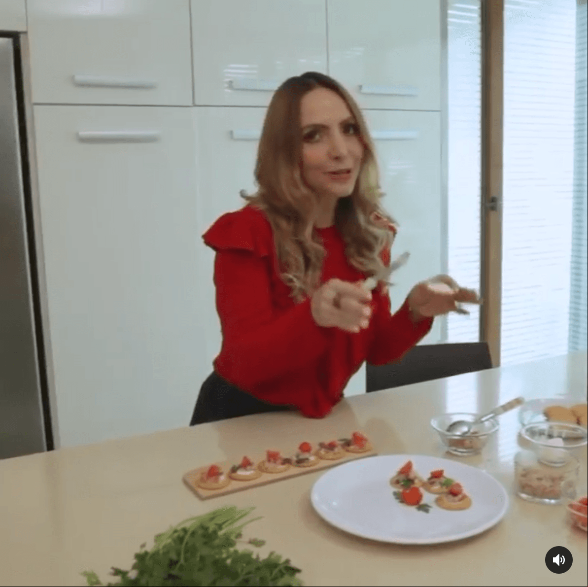 Uno de los primeros rincones que la cantante dejó al descubierto fue su cocina. De acuerdo con las imágenes, el lugar es amplio, pues cuenta con alacena, electrodomésticos de acero inoxidable y hasta un pequeño comedor.