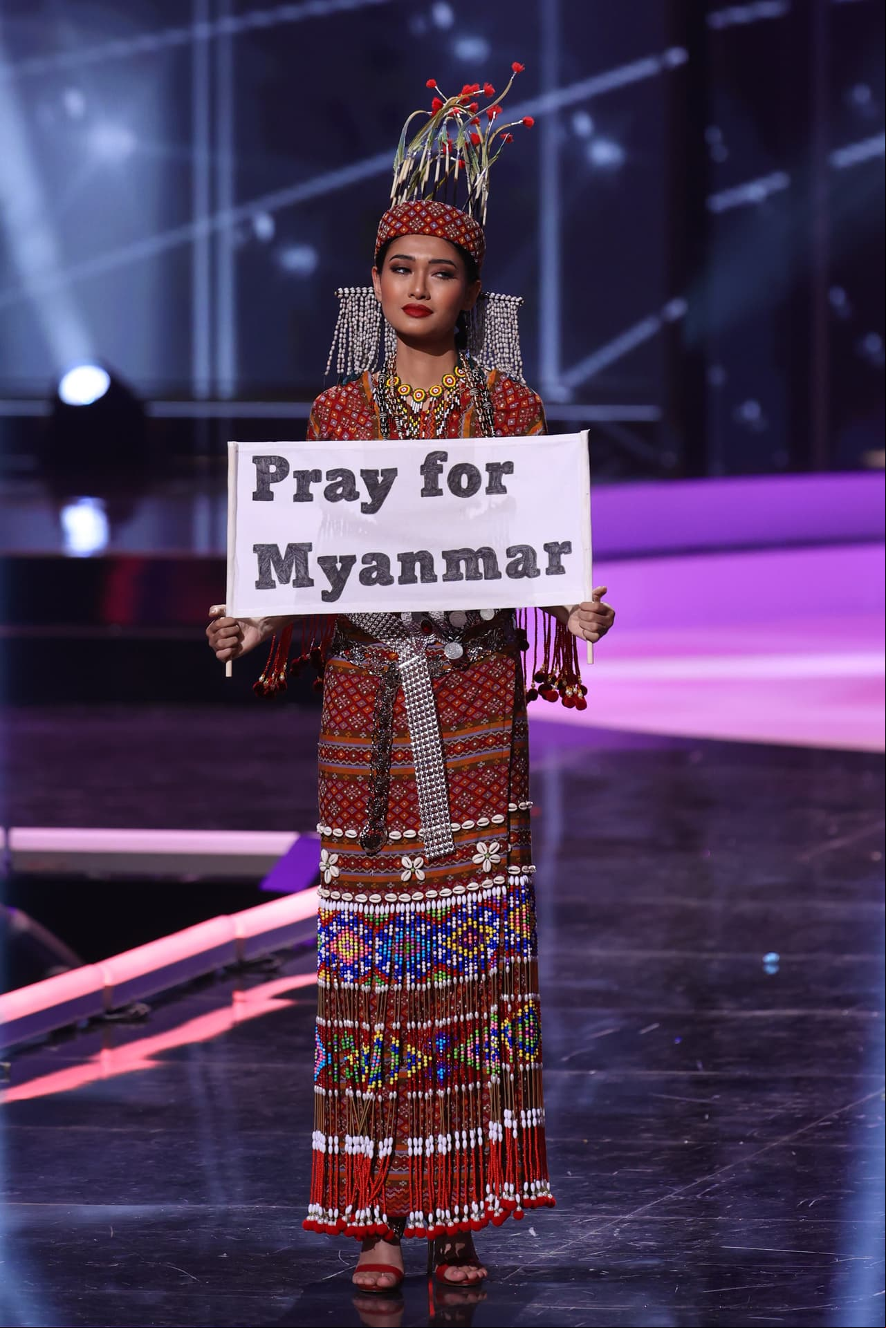 Thuzar Wint, representante de Birmania, podría ir a la cárcel tras su participación en el concurso y es que mientras desfiló con el traje típico de su país, mostró un cártel con la leyenda ‘Recen por Myanmar’, haciendo alusión a la represión militar que en los últimos meses han provocado muertos y desaparecidos en su país tras el golpe de Estado del pasado 1 de febrero.